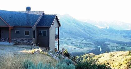 Spectacular views and rural life, yet close to Boise