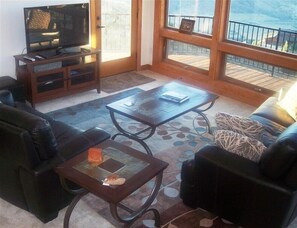 智能電視、壁爐、DVD 播放機、音響