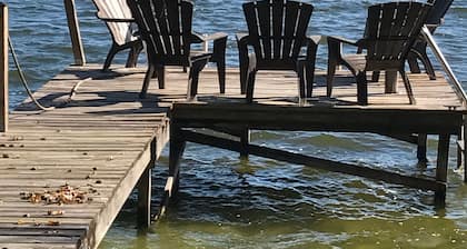 Relax by Lake Eustis in your cozy 2-bedroom retreat.10%discount for 7 day rental