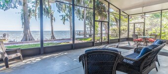 Relax by Lake Eustis in your cozy 2-bedroom retreat.10%discount for 7 day rental