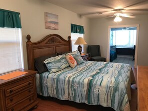 2 bedrooms, desk, iron/ironing board, free WiFi - Relax by Lake Eustis in your cozy 2-bedroom retreat.10%discount for 7 day rental (Tavares)