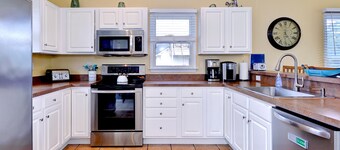 "Good Tides" Oceanside beach house with private heated pool & hot tub, Duck, NC