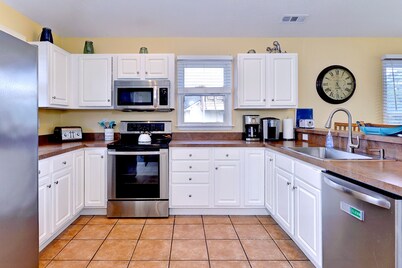 "Good Tides" Oceanside beach house with private heated pool & hot tub, Duck, NC