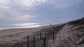 Ligstoelen aan het strand, strandlakens