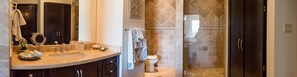 Badewanne, Haartrockner, Handtücher