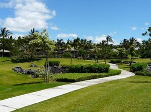 Property grounds - 🌺 Fairways 1706 Tranquility Villa 🌺 Renovated, includes Beach Access, Bikes 🌺 (Kamuela)