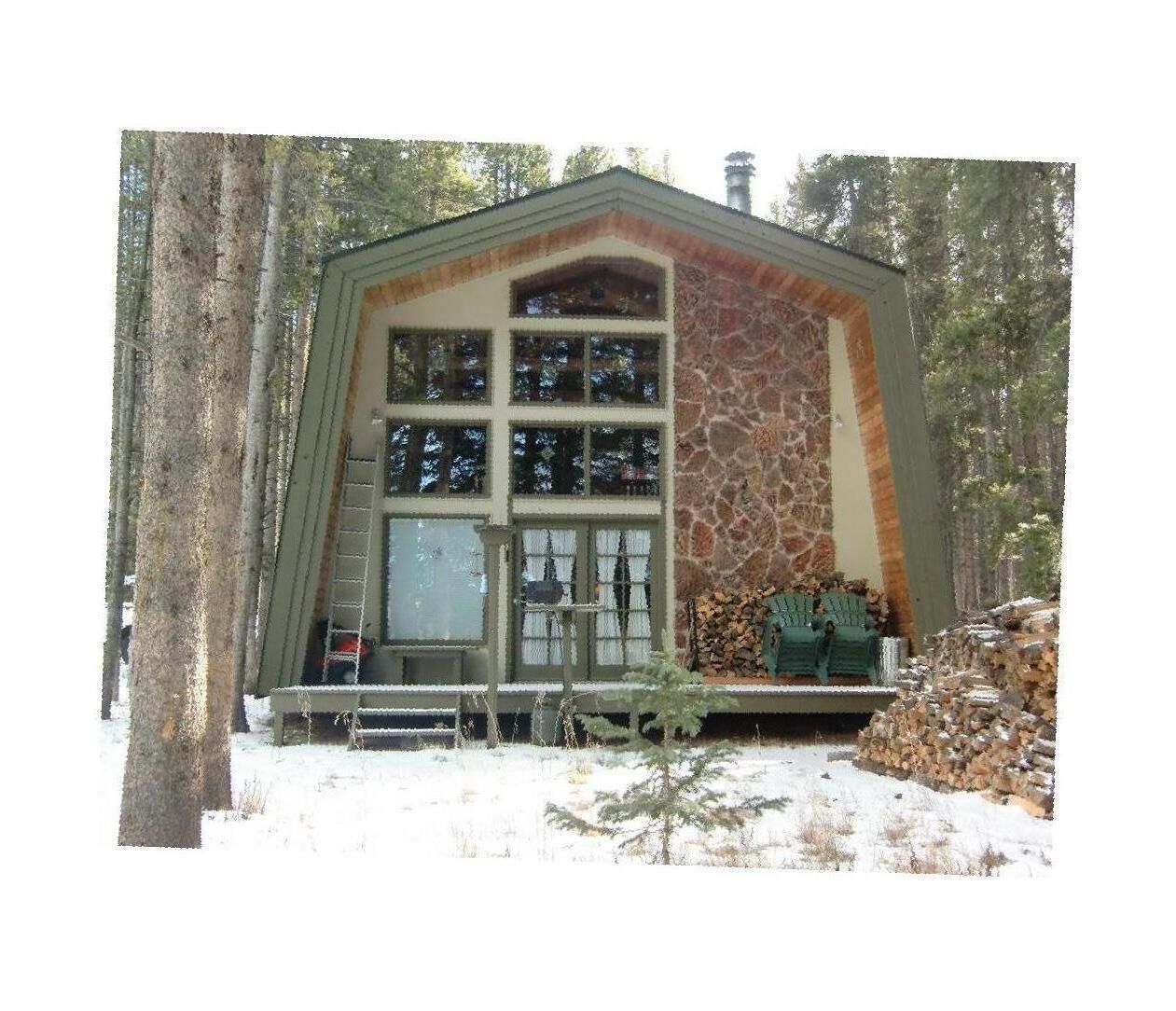 Tasteful Home on 1 Acre - 5 Minutes to Lifts!