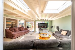 TV, fireplace, video games, DVD player - Large La Jolla 6+ Bedroom House Sleeps 16 to 18 Volleyball Crt 5 blocks to Beach (La Jolla)