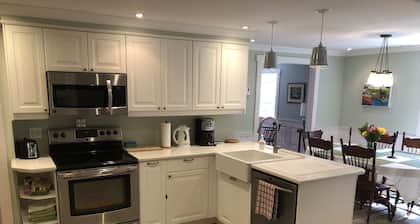 Ocean Front Estate exécutif avec 2 hectares surplombant les eaux de Mahone Bay