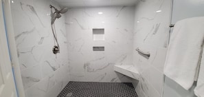 Ensemble douche/baignoire, sèche-cheveux, serviettes fournies