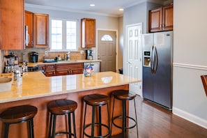 Fridge, microwave, oven, stovetop - Roomy, 4BD/2.5Bth, Amazing Rooftop Deck and Large Patio (Philadelphia)