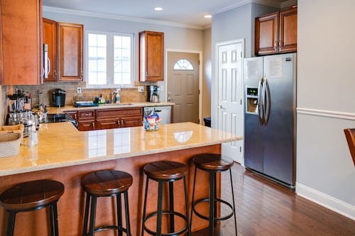 Roomy, 4BD/2.5Bth, Amazing Rooftop Deck and Large Patio