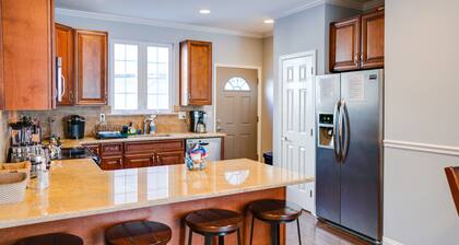 Roomy, 4BD/2.5Bth, Amazing Rooftop Deck and Large Patio