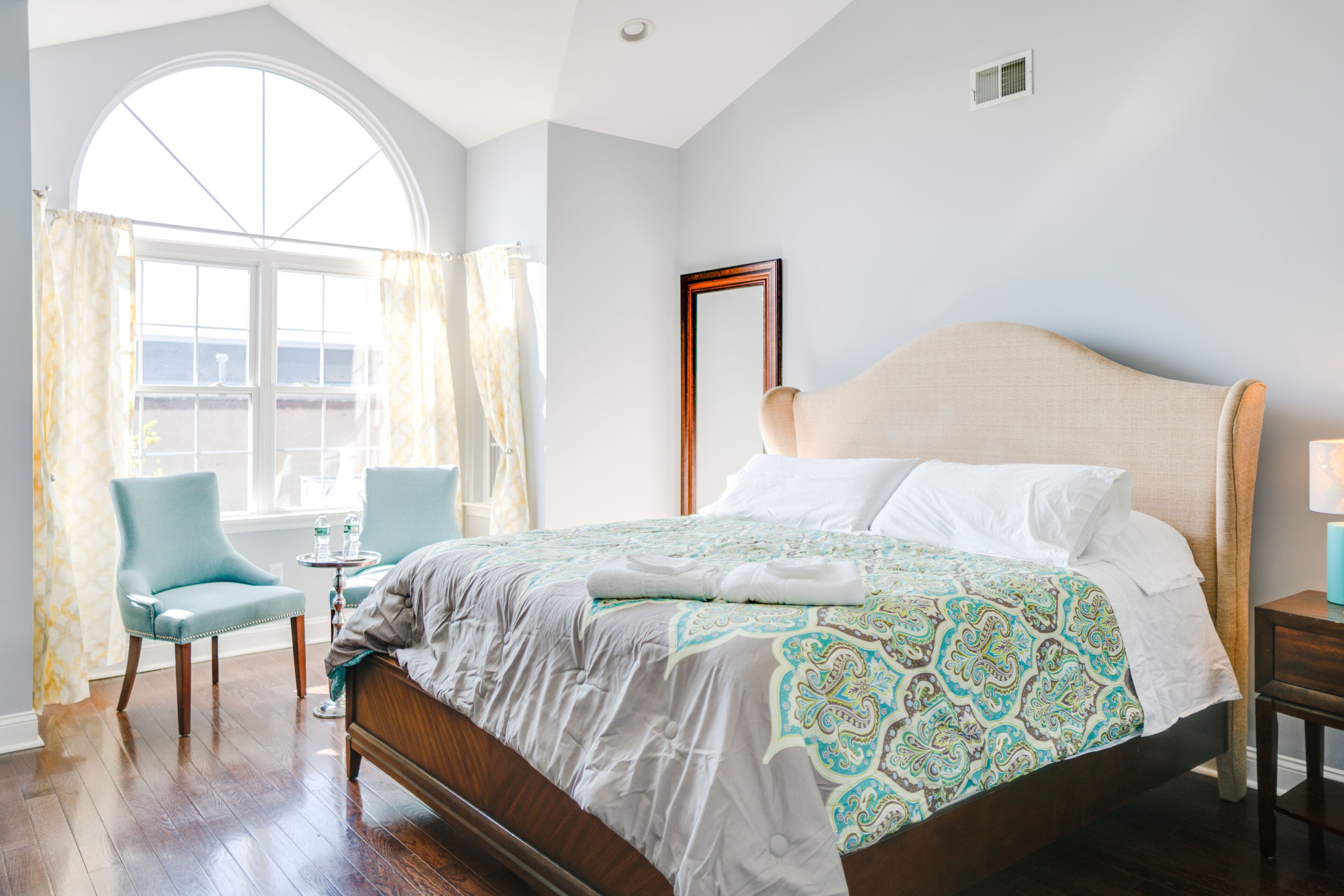 4 عدّة غرف نوم ومكواة/لوح كي وخدمة الإنترنت وملاءات أسرّة