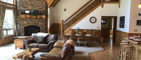 Älytelevisio, takka, DVD-soitin, pöytäjalkapallopöytä