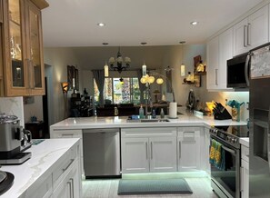 Refrigerador, microondas, horno y parrilla de estufa 