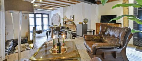 TV connectée, baby-foot, livres, chaîne hi-fi