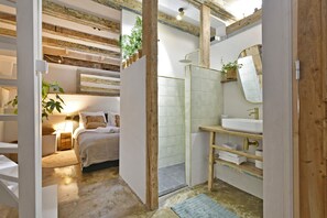 3 chambres, bureau, fer et planche à repasser, lit parapluie