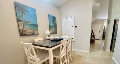 Nautical Smile - Newly Renovated Beach House One Short Block to Ocean!