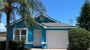 Einbungalow mit Garage, Eingangstür und einer kleinen Veranda.