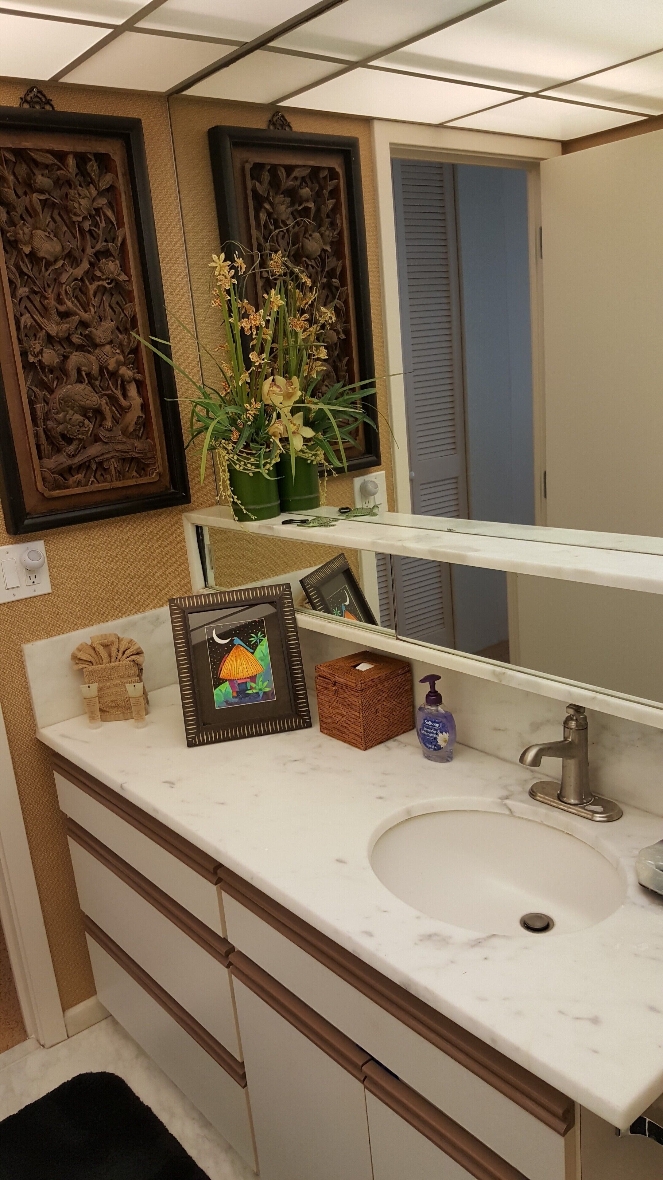 Combined shower/tub, hair dryer, towels