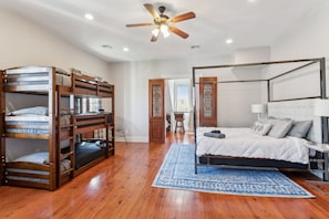 4 bedrooms, in-room safe, desk, iron/ironing board - Upscale and Historic, 2 blocks to Streetcar, 4 to French Quarter, 6 to Frenchmen (New Orleans)