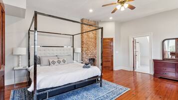 4 bedrooms, in-room safe, desk, iron/ironing board