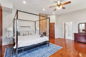 4 bedrooms, in-room safe, desk, iron/ironing board