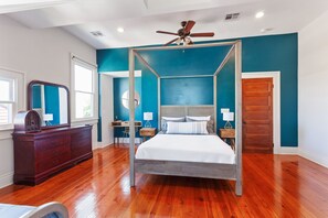 4 عدّة غرف نوم وخزنة داخل الغرفة ومكتب ومكواة/لوح كي