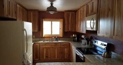 Cómoda casa solar pasiva solar de 3 dormitorios en zona tranquila cerca de U. W.