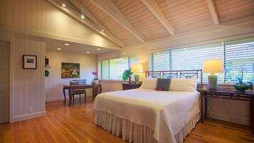 5 Schlafzimmer, Schreibtisch, Bügeleisen/Bügelbrett, Reisekinderbett