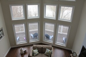 Älytelevisio, takka, videopelejä, DVD-soitin