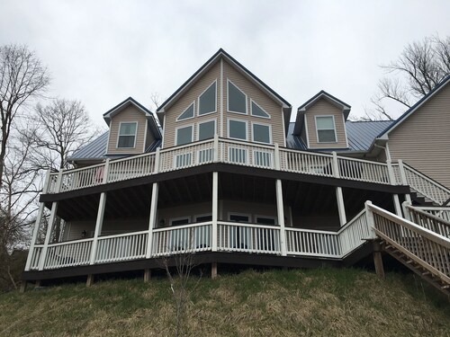 Das Rough River Lake House befindet sich in günstiger Lage am Yachthafen von Axtel und am Nicks Boat Dock