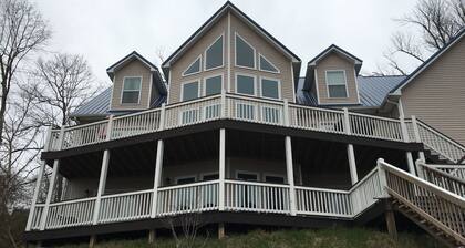 Das Rough River Lake House befindet sich in günstiger Lage am Yachthafen von Axtel und am Nicks Boat Dock