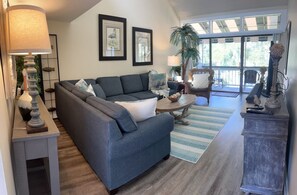 Een smart-tv, een dvd-speler, boeken en een stereo