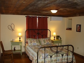 Iron/ironing board, free WiFi, bed sheets - Servants' Cottage on 600 Acre Working Horse/Cattle Estate (Gordonsville)