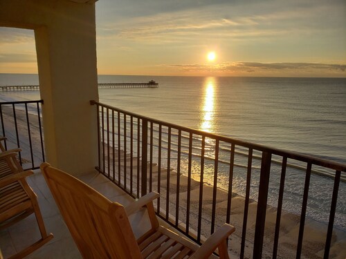 Beachy Oceanfront Condo with stunning views! Pet friendly, relaxing getaway!