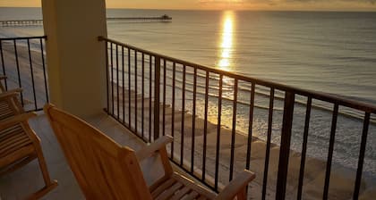 Beachy Oceanfront Condo with stunning views! Pet friendly, relaxing getaway!