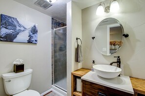 Combined shower/bathtub, hair dryer, towels - Quiet mountain homes for family gatherings  (Woodland Park)