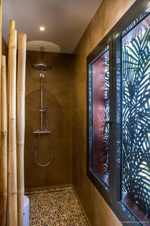 Douche, sèche-cheveux, serviettes fournies