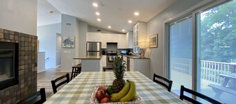 Narragansett R.I. 5 Bedrooms, 3 full bathrooms, central air on cul-de-sac