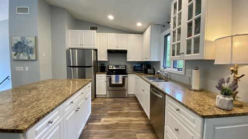 Narragansett R.I. 5 Bedrooms, 3 full bathrooms, central air on cul-de-sac