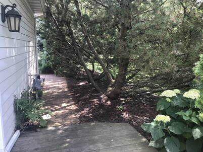 Escape the City: 5-Acre Country Retreat Near Geneva Lake.Private Nature Getaway!