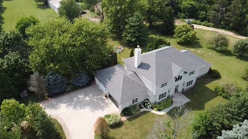 Escape the City: 5-Acre Country Retreat Near Geneva Lake.Private Nature Getaway!