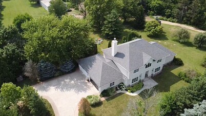 Escape the City: 5-Acre Country Retreat Near Geneva Lake.Private Nature Getaway!