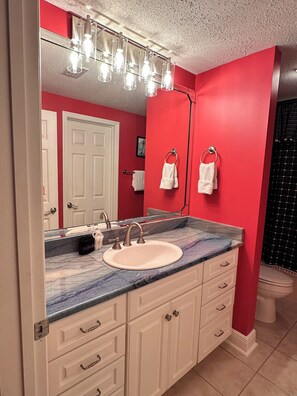 Combined shower/bathtub, hair dryer, towels, soap