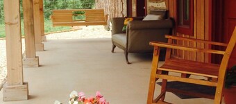 Romantic Luxury Log Cabin- Guest House *Wine and Hot Tub for 2