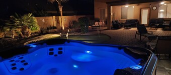 4 Bdrm 2.5 baths, private pool and spa, Putting Green, on the Golf Course!