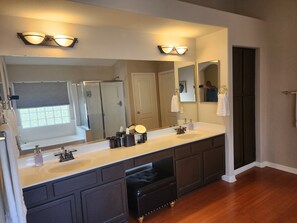 Combined shower/tub, hair dryer, towels, soap - 4 Bdrm 2.5 baths, private pool and spa, Putting Green, on the Golf  Course! (Queen Creek)