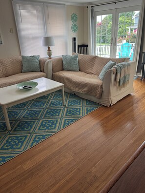 Televisión, reproductor de DVD, libros y estéreo 